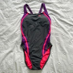 LIKE NEW WOMENS SPEEDO